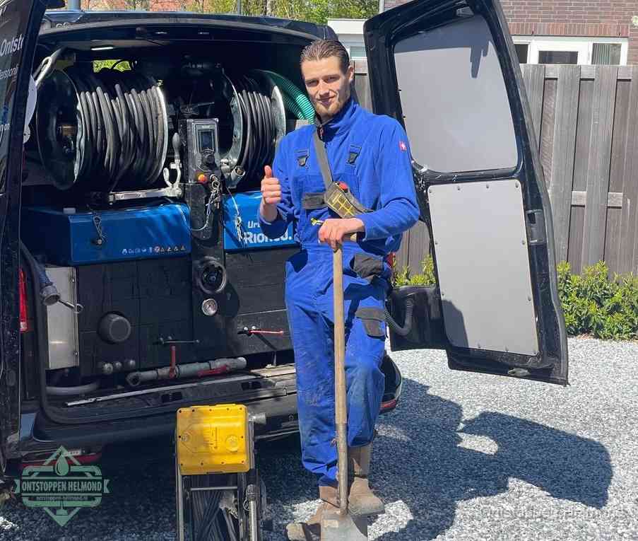 Een tevreden monteur met opgestoken duim naast de bestelbus, slim ingrijpen bespaart kosten bij een verstopte afvoer in Helmond
