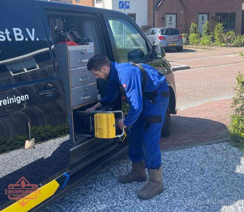 Monteur pakt gereedschap uit de bus, bespaartips voor riool ontstoppen in Helmond