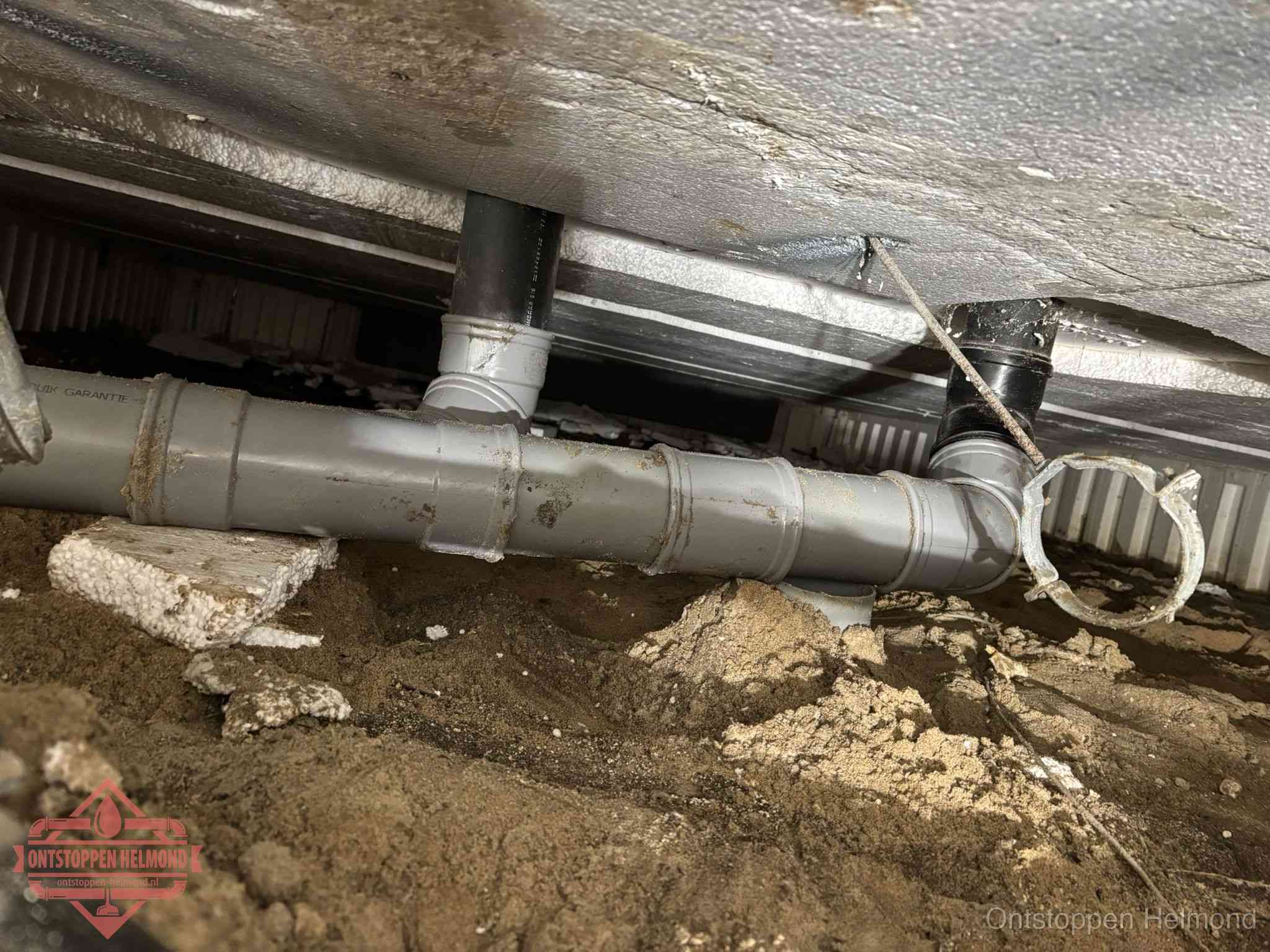 PVC-buizen in de kruipruimte van een gemengd of gescheiden rioolstelsel in Helmond