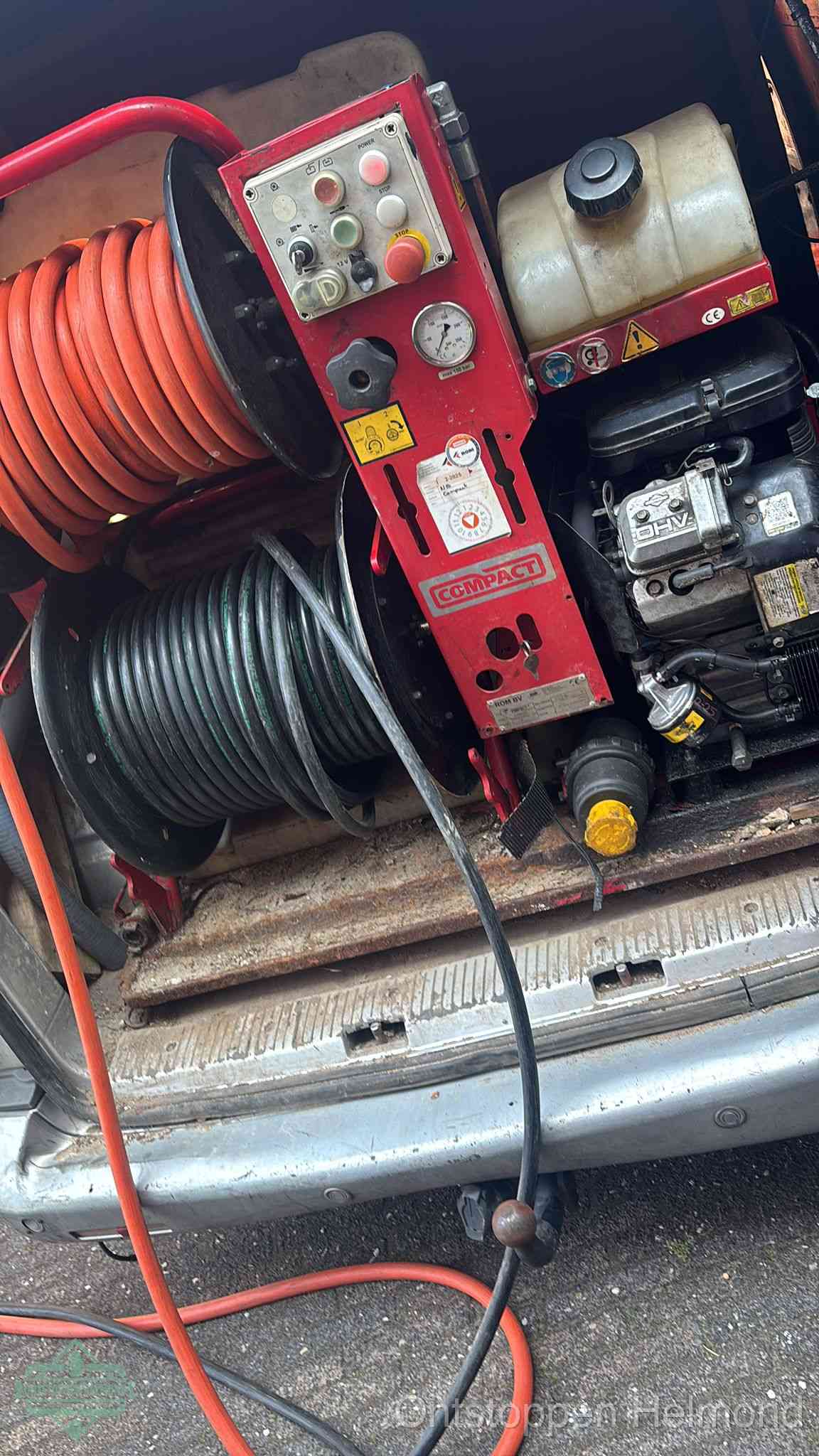 Een rood hogedruk-rioolreinigingstoestel in de laadbak van de bedrijfsbus, apparatuur voor een hardnekkige afvoerverstopping in Helmond