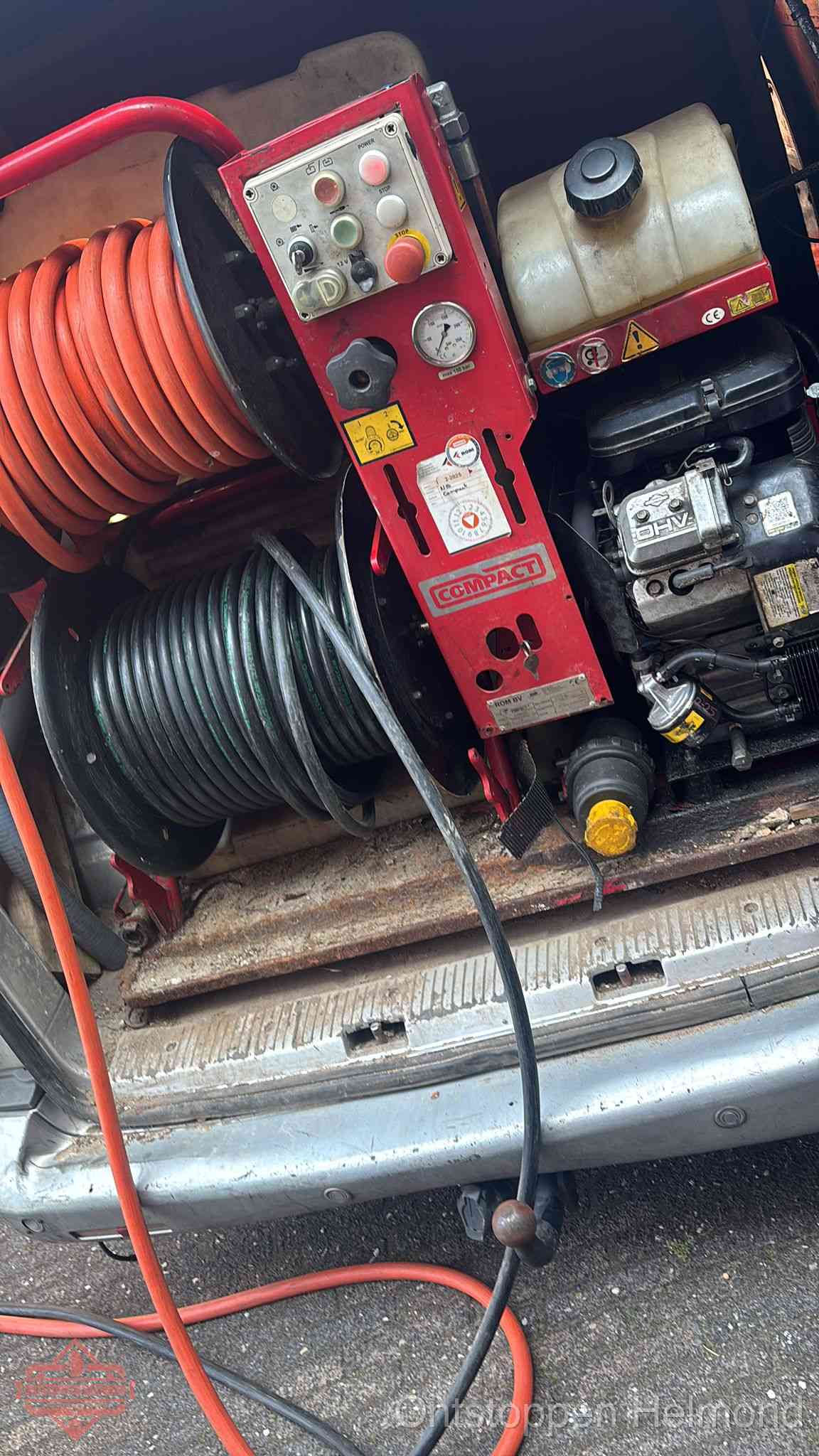 Hogedrukreiniger met slanghaspels in de bus voor het ontstoppen van het riool in Helmond