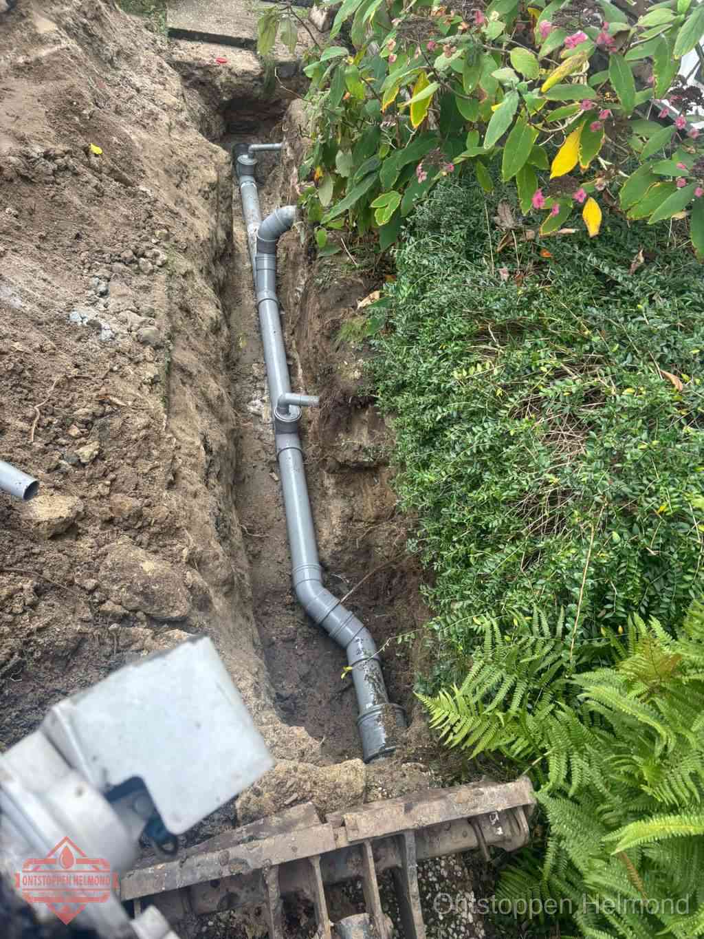 Open sleuf met nieuwe PVC-buizen, riool repareren en vervangen in Helmond