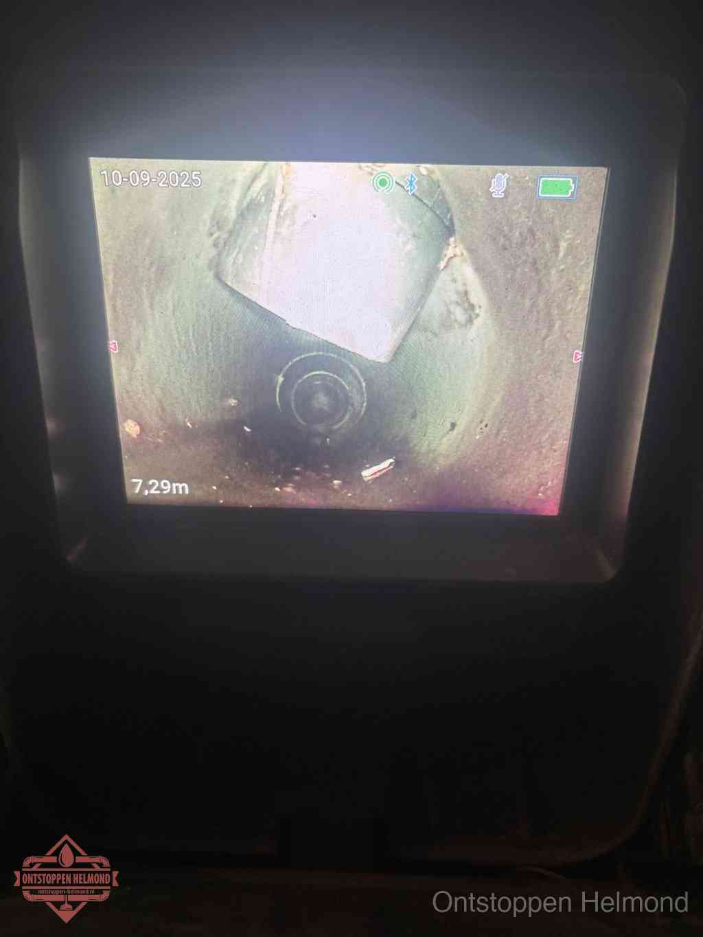 Camerabeeld van een verzakte rioolbuis diep onder de grond, een rioolverzakking in Helmond