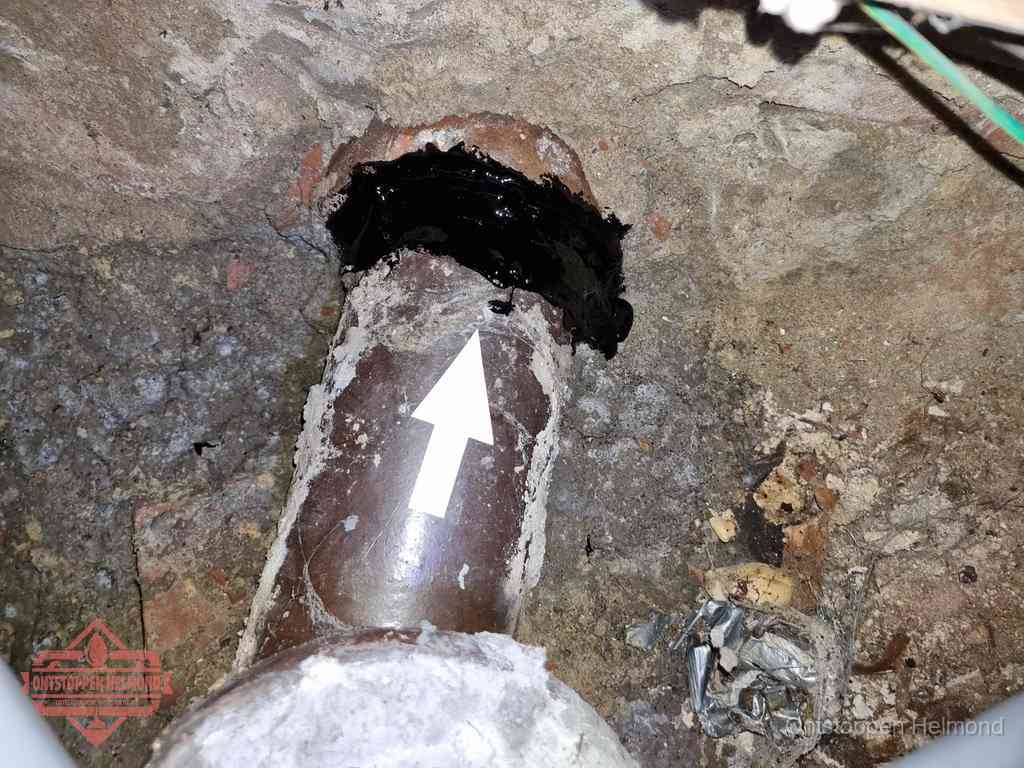 Een oude gres rioolbuis met een beschadigde koppeling onder de vloer, oorzaak van terugkerende structurele wc-problemen in Helmond