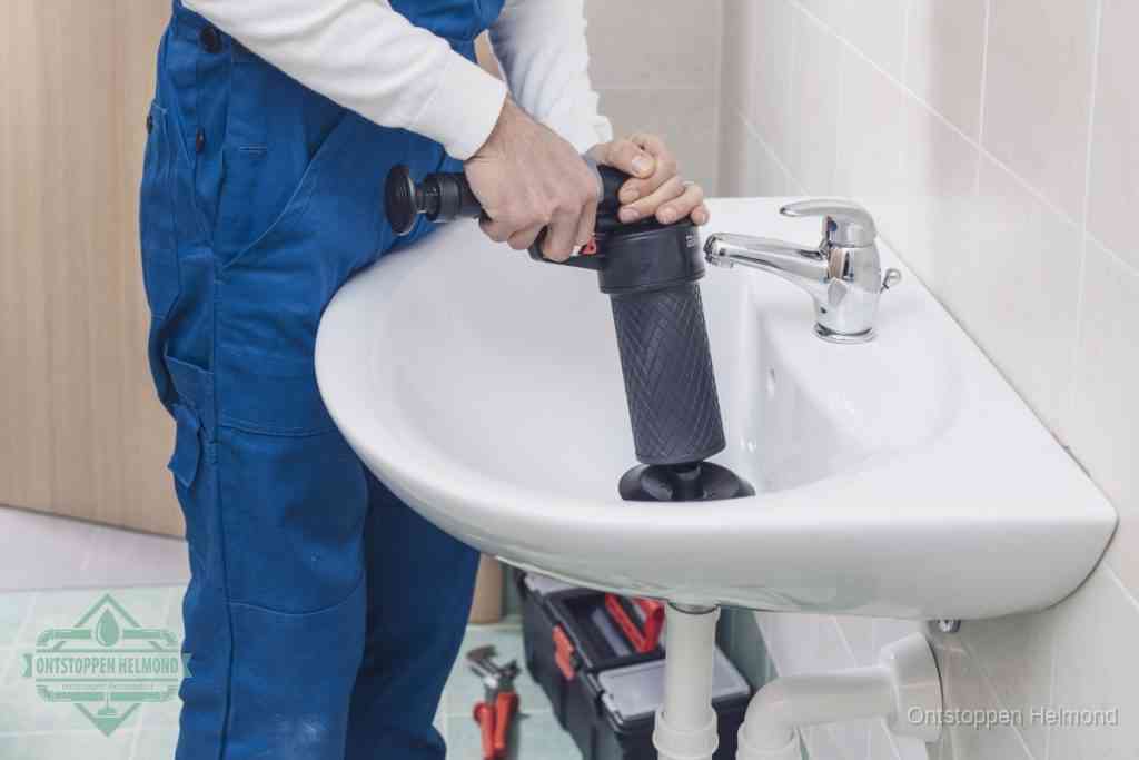 Een te ruwe doe-het-zelf poging met een hand-pomp op de afvoer van een badkamer-wastafel, een van de veelgemaakte fouten bij afvoer ontstoppen in Helmond