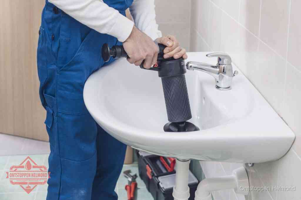 Een te ruwe doe-het-zelf poging met een handmatige perslucht-ontstopper op een sanitair-afvoer, een van de veelgemaakte fouten bij wc ontstoppen in Helmond