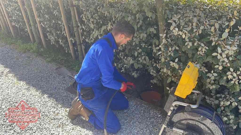 Monteur aan het werk bij een rioolput, de werkwijze voor riool ontstoppen in Helmond